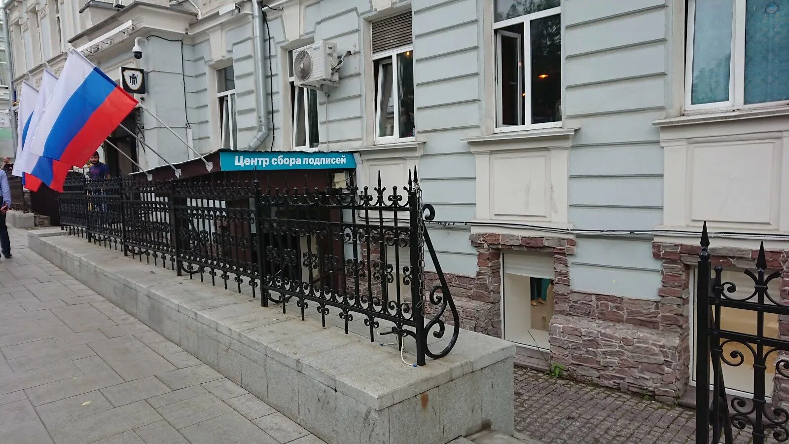 Презентация клуба. Центр сбора. Гуманитарная помощь беженцам. Гуманитарная помощь что можно. Центр сбора.