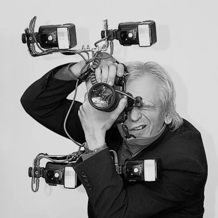 Фотограф клиенты. Фотограф аппарат. бешеный фотограф. приезд фотографа. съемка с накамерной вспышкой.