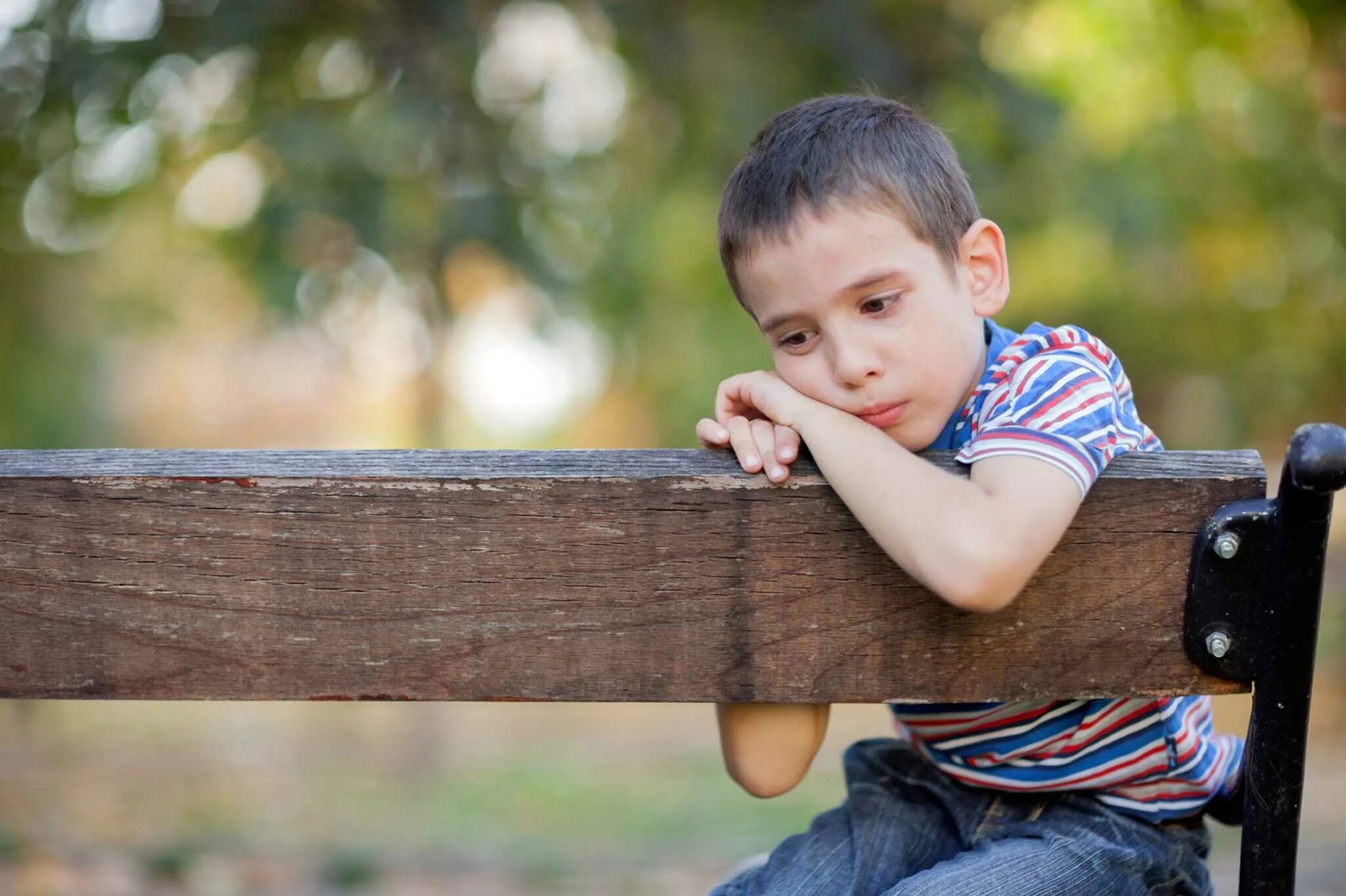 Sad kid. Дети на скамейке. Грустный ребенок. Мальчик грустит. Грустный мальчик.