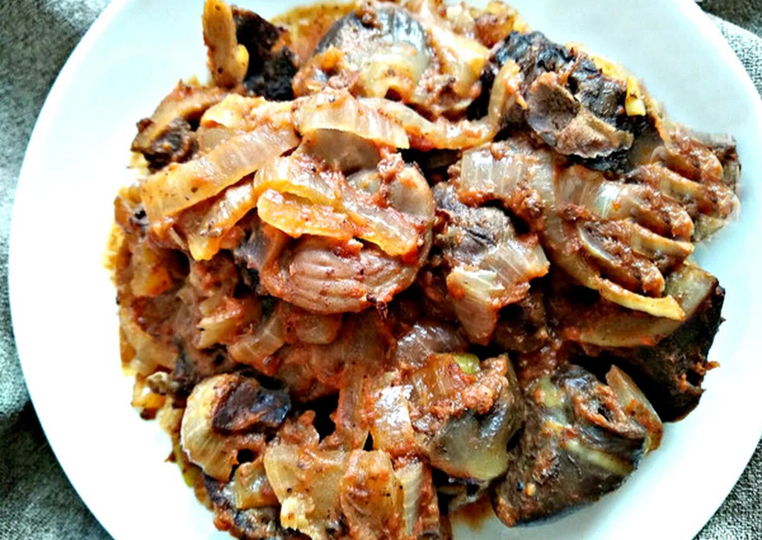 Как приготовить куриные потрошки. Жаркое из куриных потрошков. жаркое из куриных сердечек. блюда из потрашков. потрошки куриные алония.