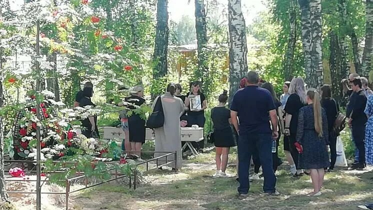 Похороны девочек из тольятти убитых сестрой фото На Кубани прошли похороны жестоко убитой девушки и ее девятилетнего брата Южны