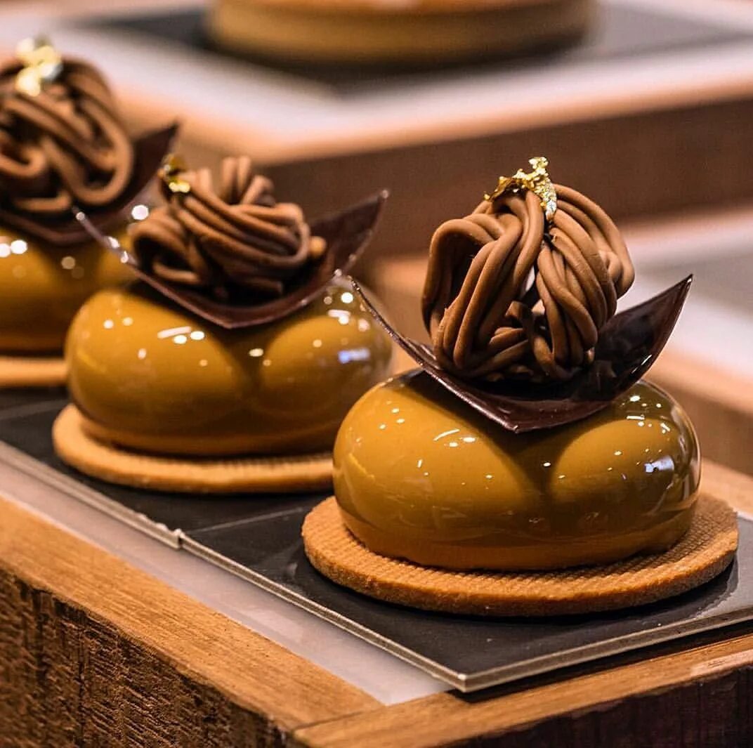 Пирожное. Кондитерский цех десерты. Кондитерская торты. Пирожные. Сладкие кулинарные шедевры.