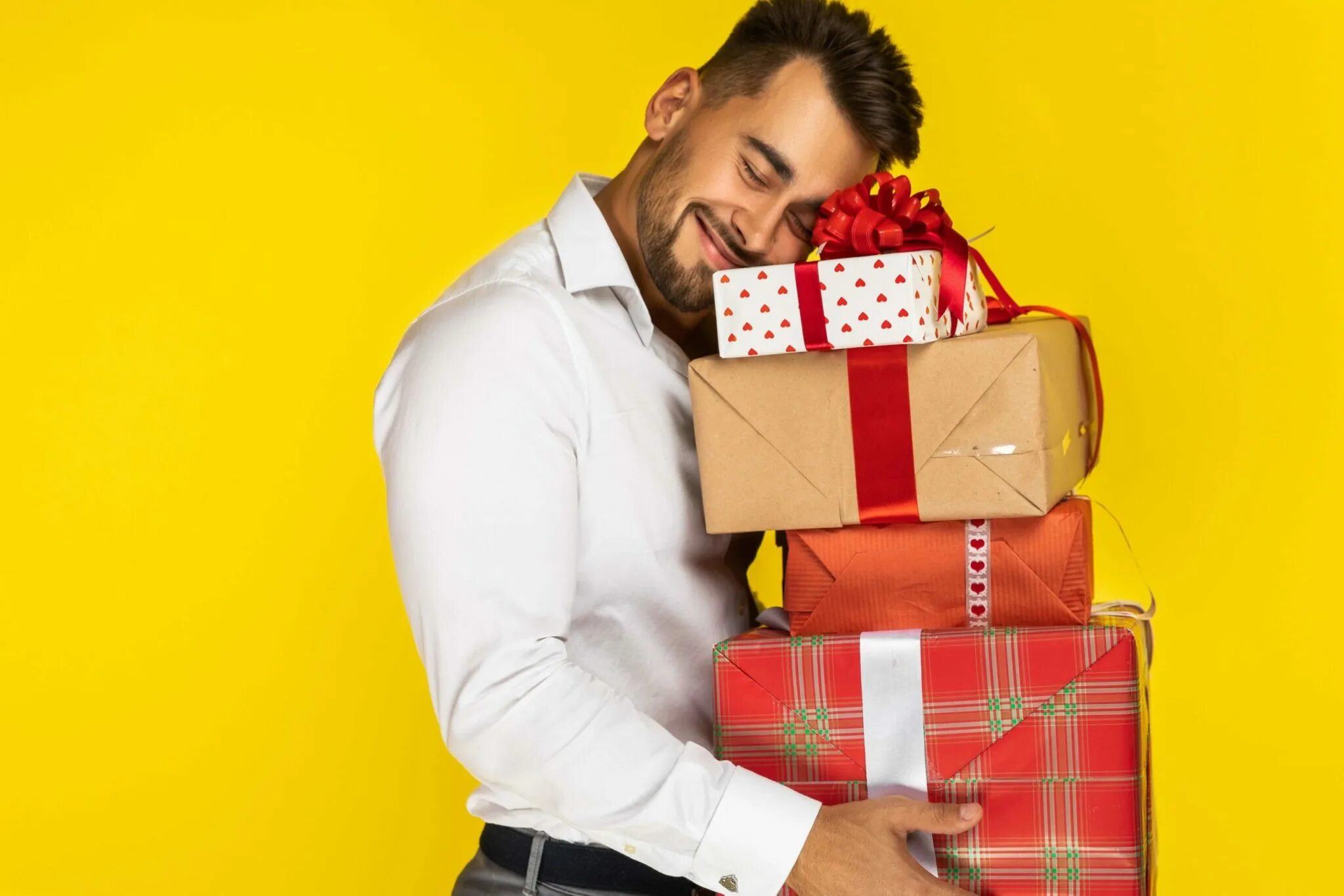 Подарок девушке. Gift for man. Подарок девушке. Мужчина дарит подарок женщине. Мужчина дарит подарок женщине.