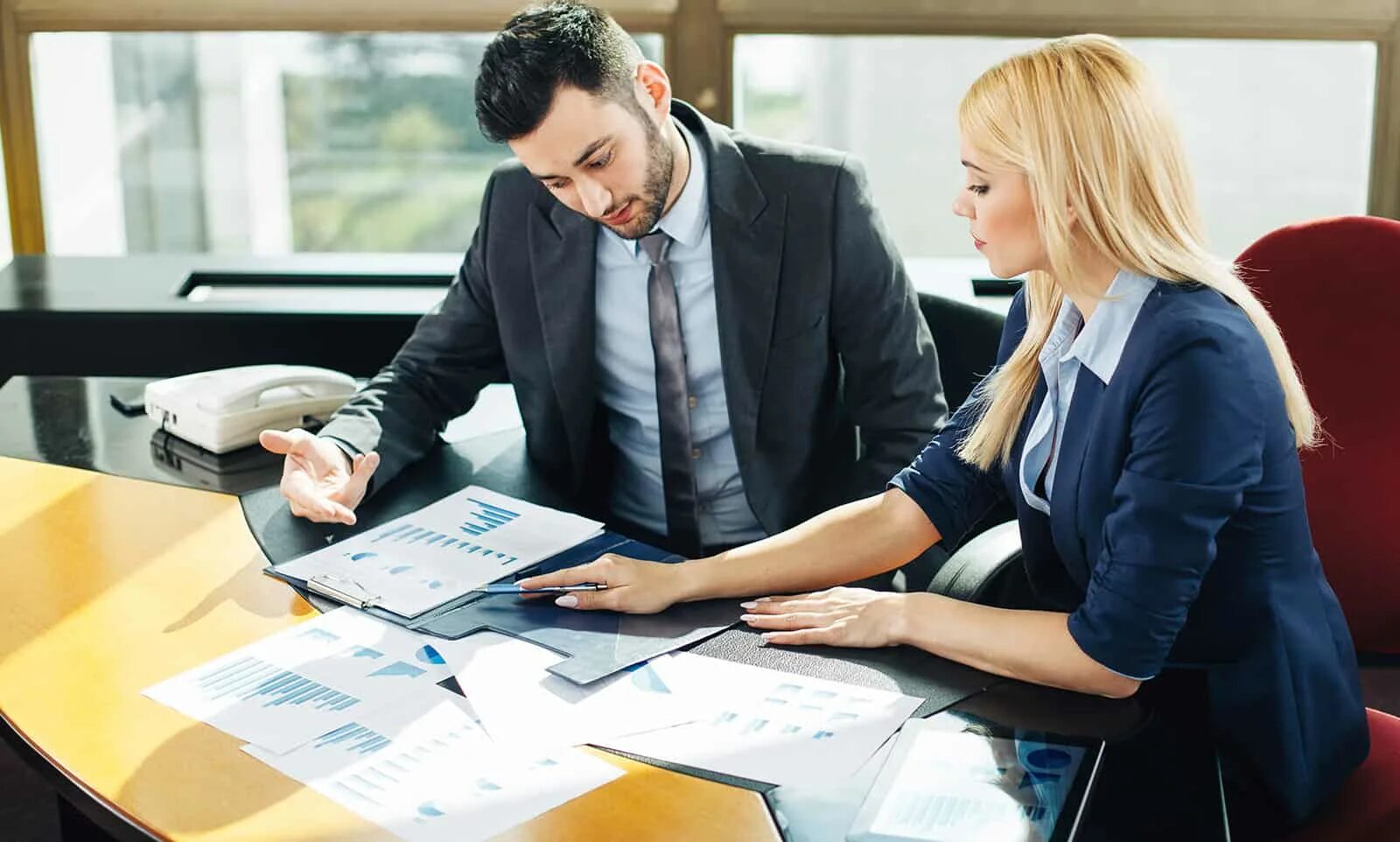 Представительство в суде. Деловая встреча. Совещание бизнесменов. Юридические услуги. Юридические услуги для бизнеса.