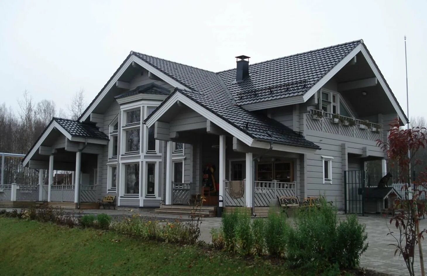 домики дерево цвет. фасады деревянных домов. деревянный дом красно коричневый. красно коричневый дом. зеленый фасад дома.