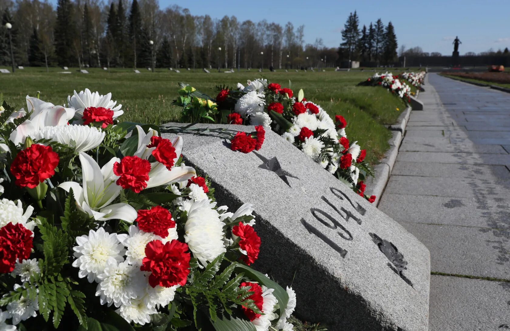 Пискаревское кладбище блокада Ленинграда. Мемориал на Пискаревском кладбище в Санкт-Петербурге. Памятник Пискаревское мемориальное кладбище. Мемориальный комплекс на Пискаревском кладбище. Памятные кладбища