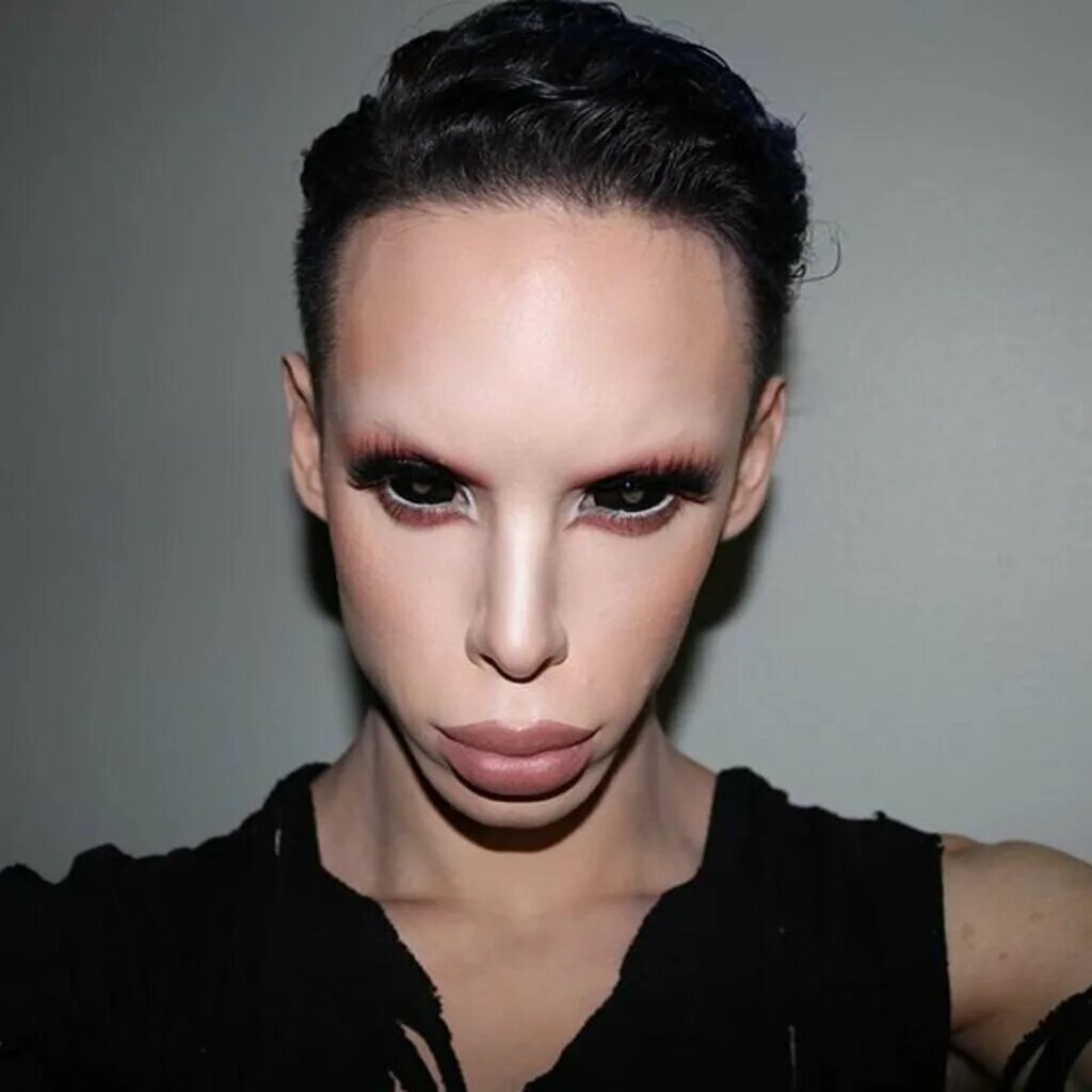 Как выглядит бесполый ребенок. Сильвия королева эпатажа. Бесполое дитя. Шарлотта гарсайд сейчас 2021. Сальвия бесполое существо.