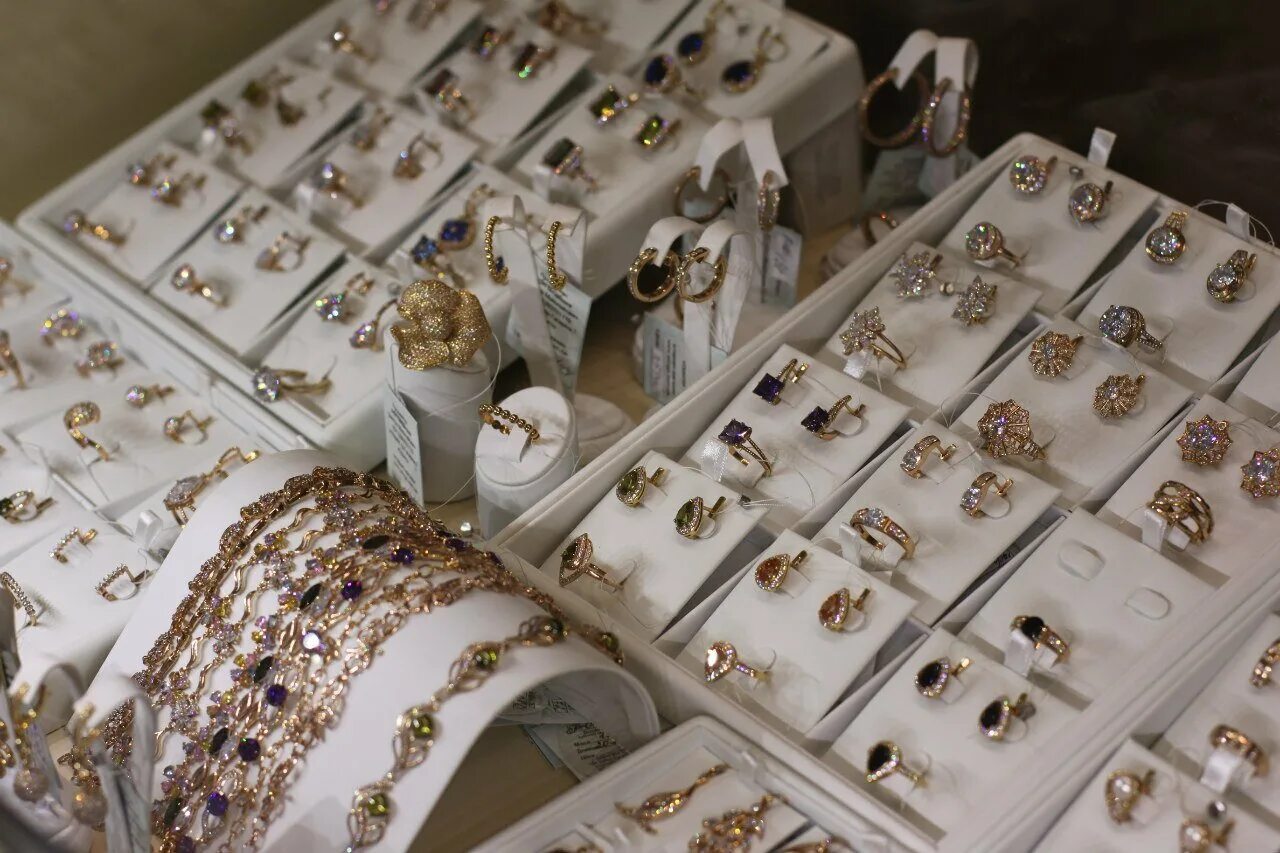 Изделия из драгоценных камней. Прилавок для ювелирных изделий. Изделия из драгоценных металлов. Продать ювелирные изделия. Золотые украшения.