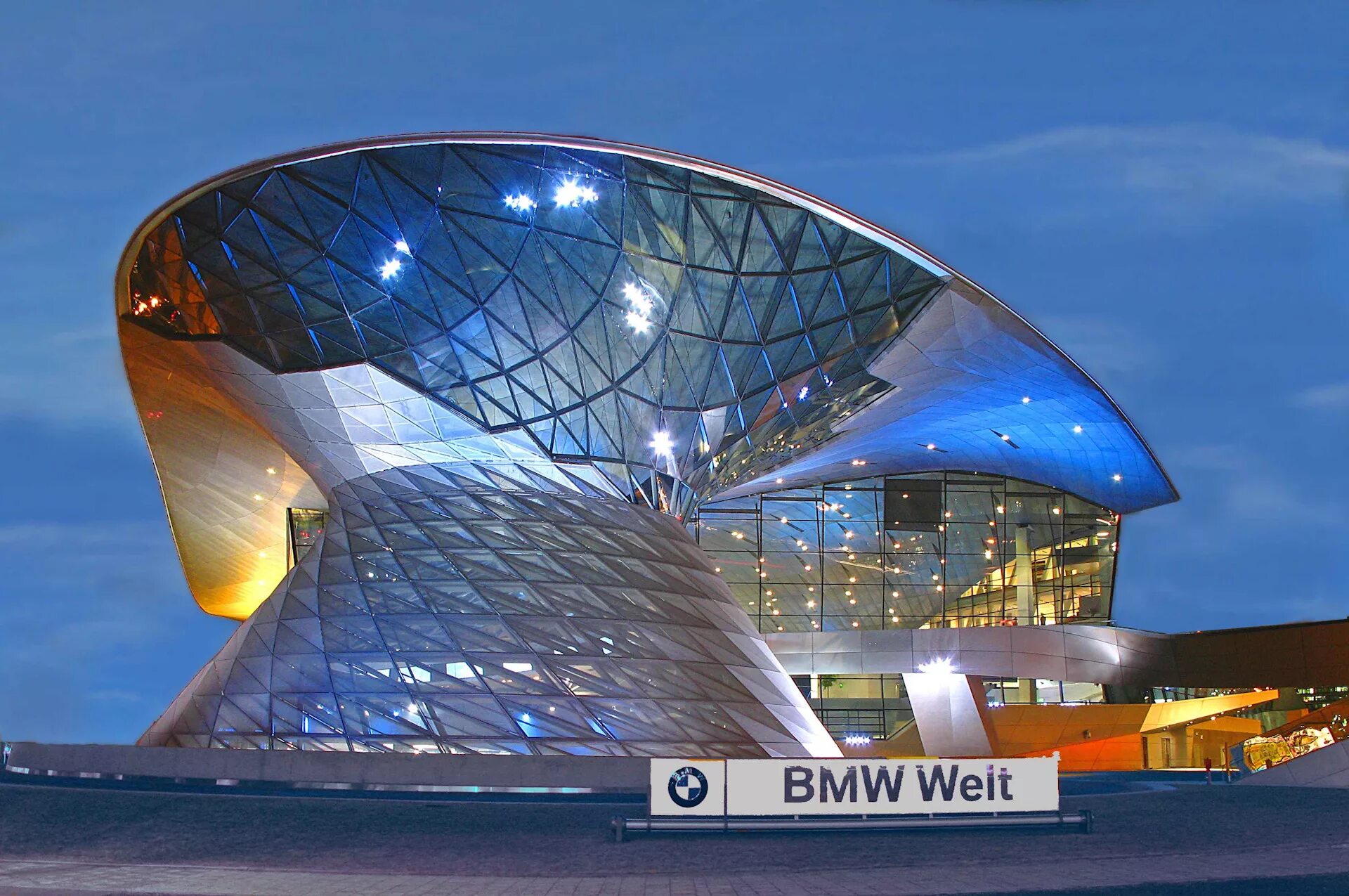 Выставочное здание. Музей БМВ В Мюнхене. BMW Welt Мюнхен. Выставочное здание BMW Welt, Мюнхен, Германия. Музей «BMW Welt» в Мюнхене.