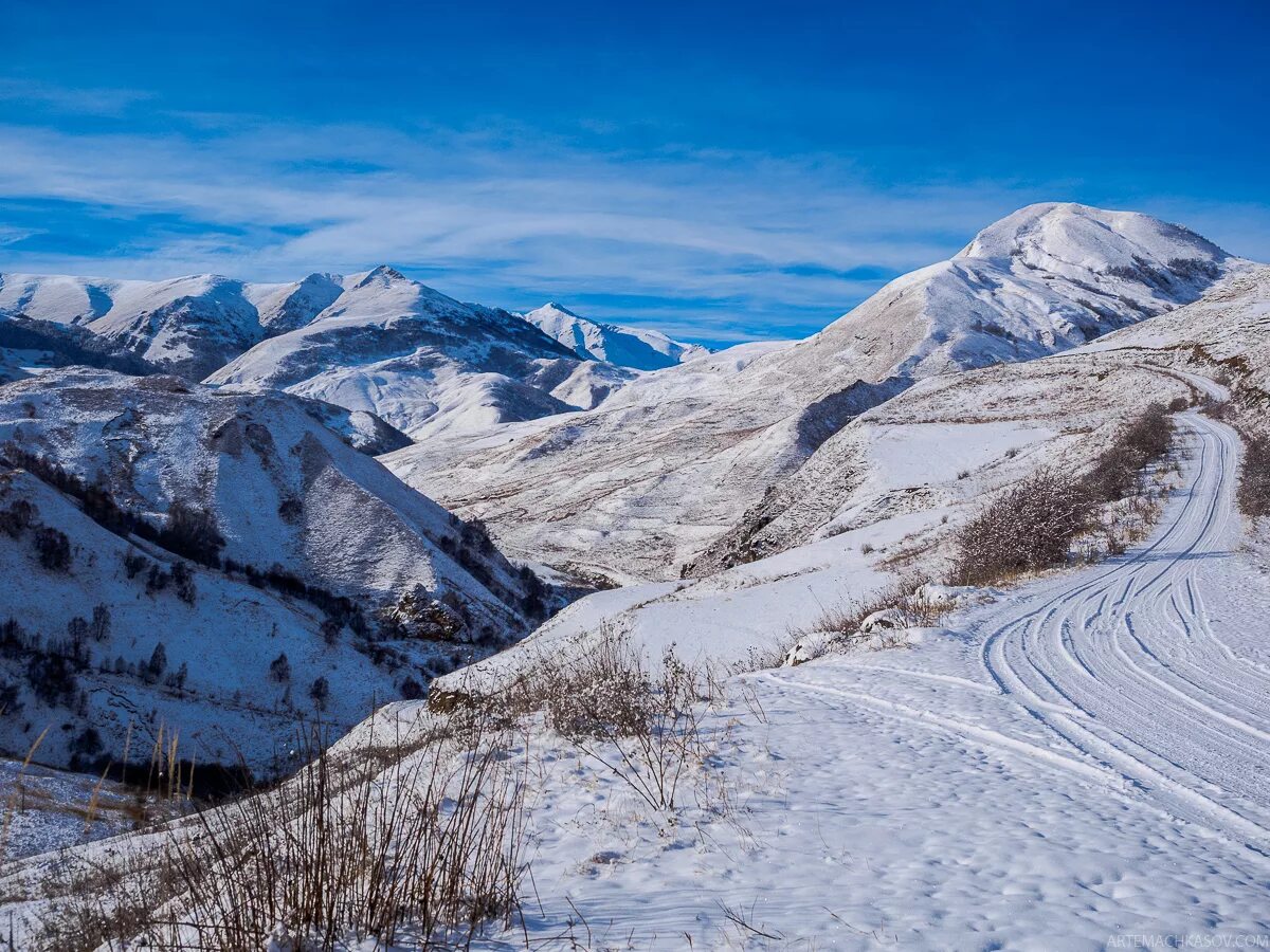 Горы кбр зимой. Чегемские водопады кабардино-балкария зимой. Голубые озёра кабардино-балкария зимой. Кбр зима. Кбр зима.