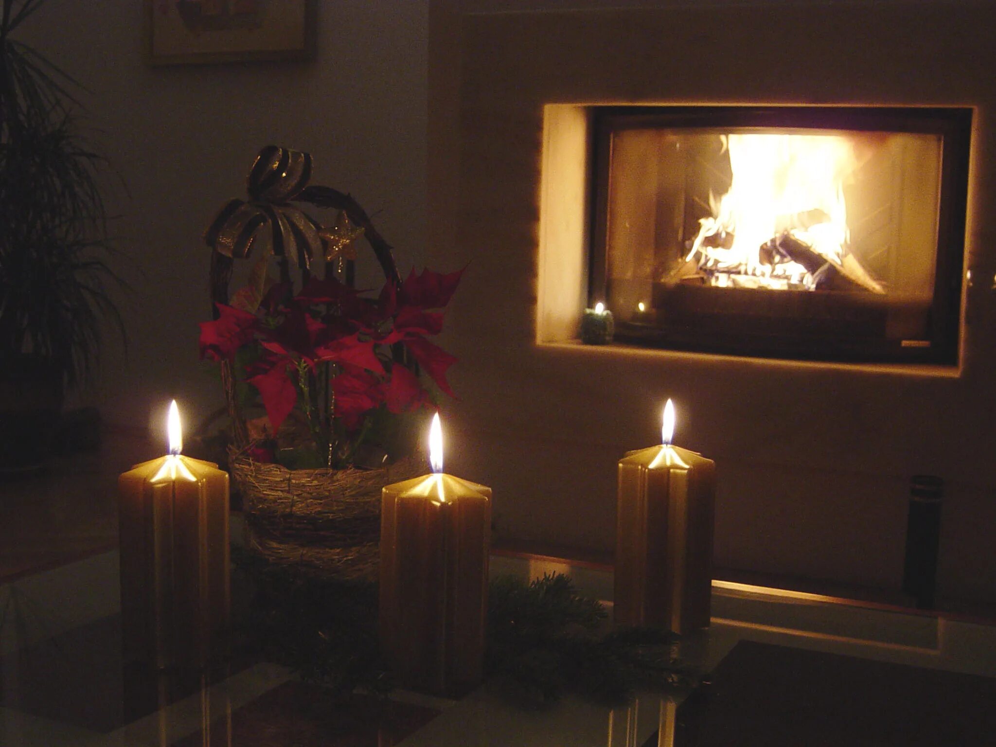 уют при свечах. ритуалы ведьм. старинный канделябр со свечами. интерьер при свечах. траурный новый год.