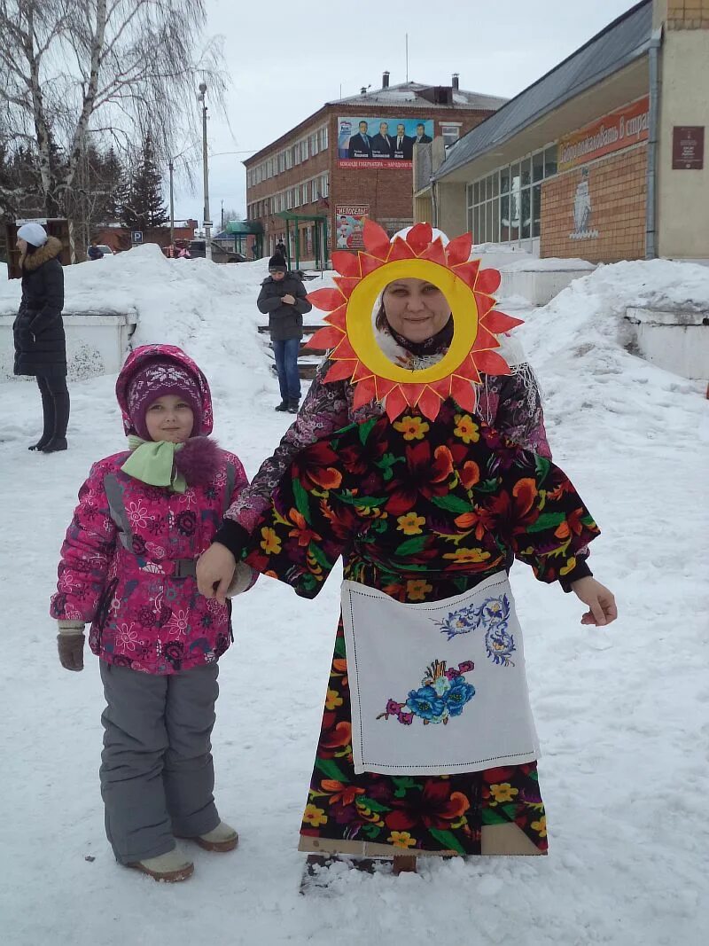 Цветок на шапку мальчику на масленицу. Украшения на Масленицу. Украшения на Масленицу для улицы. Украшение площадки на Масленицу. Одежда на Масленицу для детей.