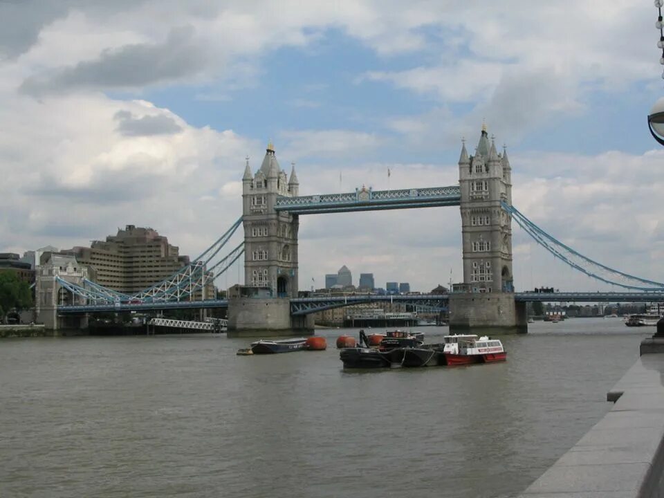 There are bridges over the thames