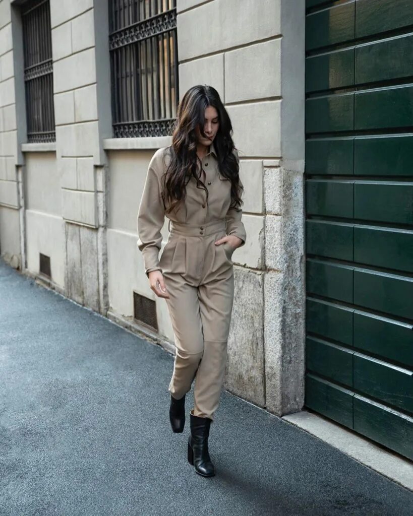 Брюки на осень 2022. Модные женские 2021 женские. Интересная одежда для женщин. Стильные блоггеры. Брюки осень зима 2021 2022.