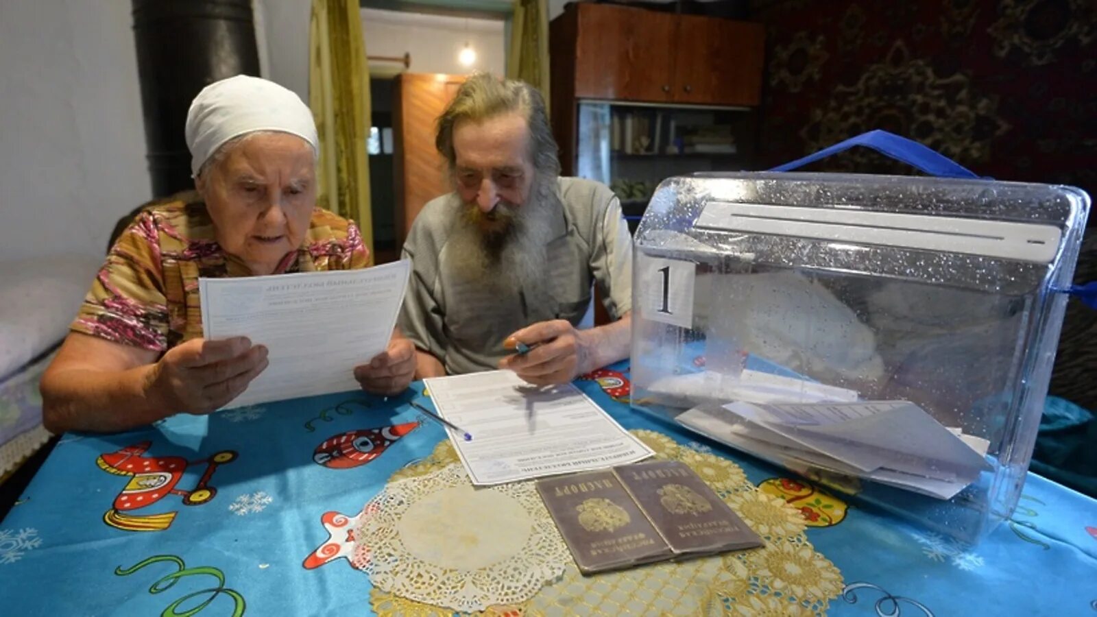 Голосование вне помещения на дому. Голосование на дому. Пенсионеры и выборы. Выездное голосование на выборах. Выборы вне помещения.