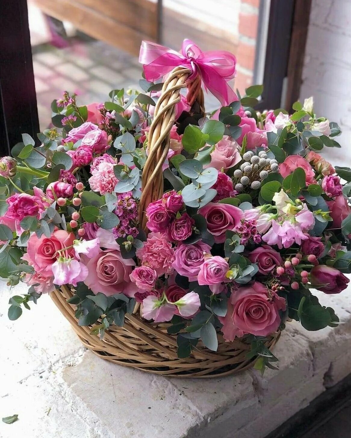 Композиция с пионами. Красивый нежный букет. Нежный букет для девушки. Розы гортензии пионы гипсофилы. Красивый букет на столе.