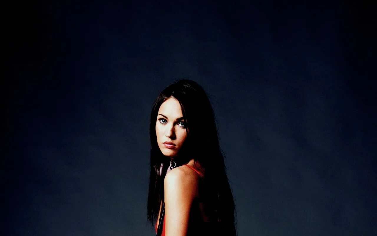 Меган фокс песня фейс. Меган фокс песня фейс. Дженнифер коннелли и меган фокс. Меган фокс песня фейс. Фейс меган фокс клип.