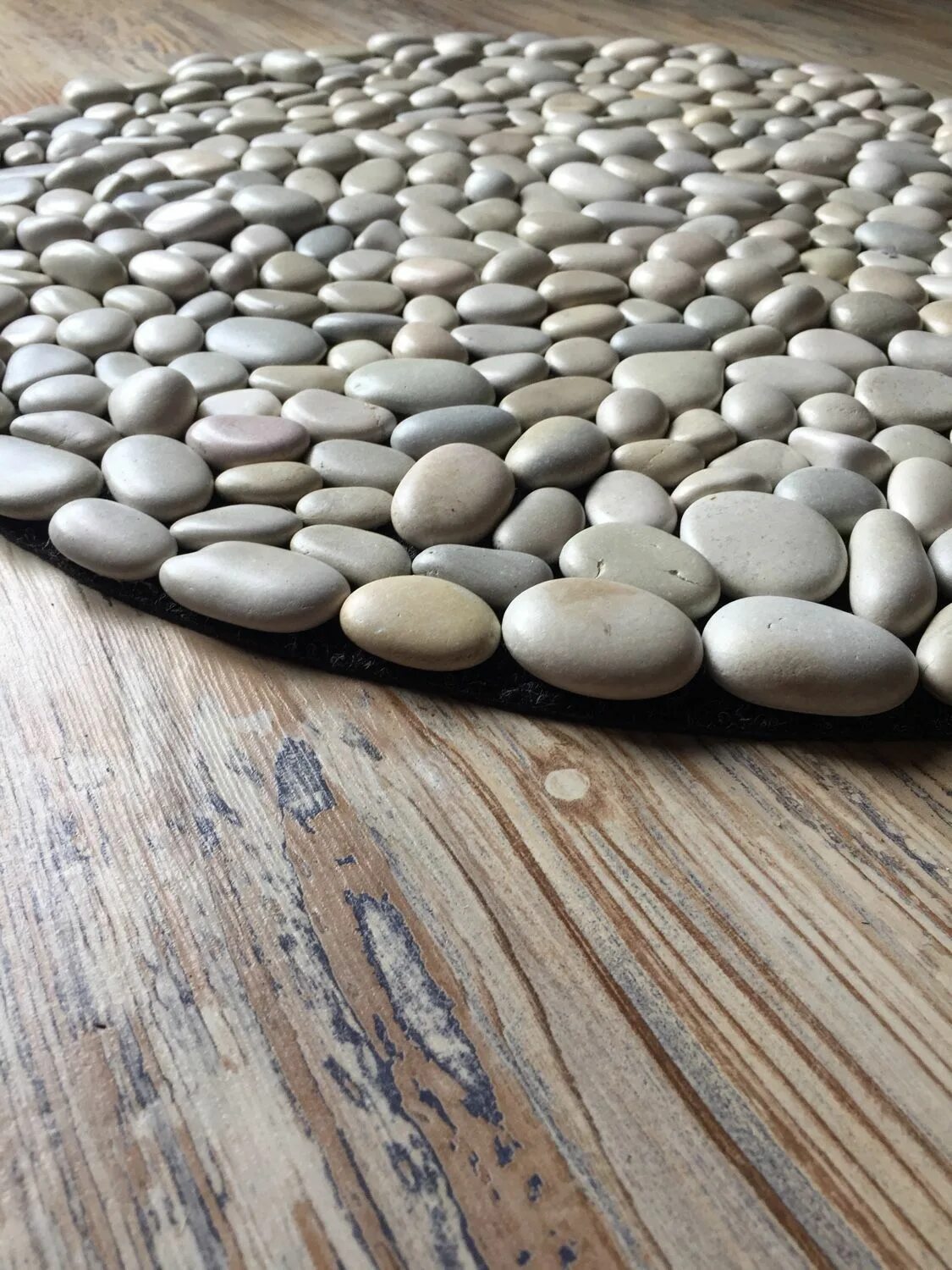 Eco stone. Eco mat коврик из.гальки. Столик галька. Коврик для ванны из гальки. Галька в интернете.