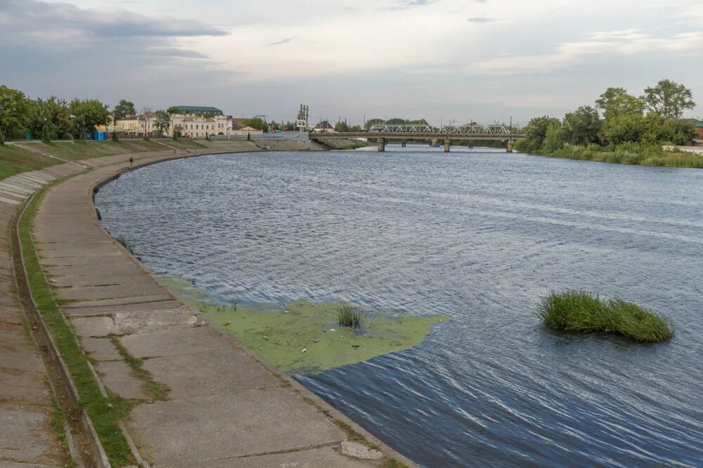 Вода в реке сура. Набережная реки Суры. Набережная реки Сура монумент славы. Набережная Сура Ростов. Сура (приток Волги).