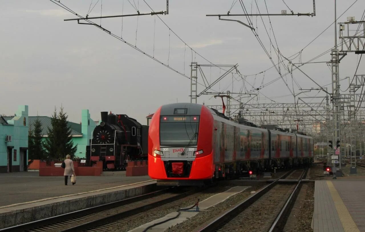 Ржд барнаул телефон. Ласточка Барнаул Новосибирск. Электропоезд Новосибирск-Омск Ласточка. Поезд Ласточка Новосибирск. РЖД Новосибирск Ласточка.