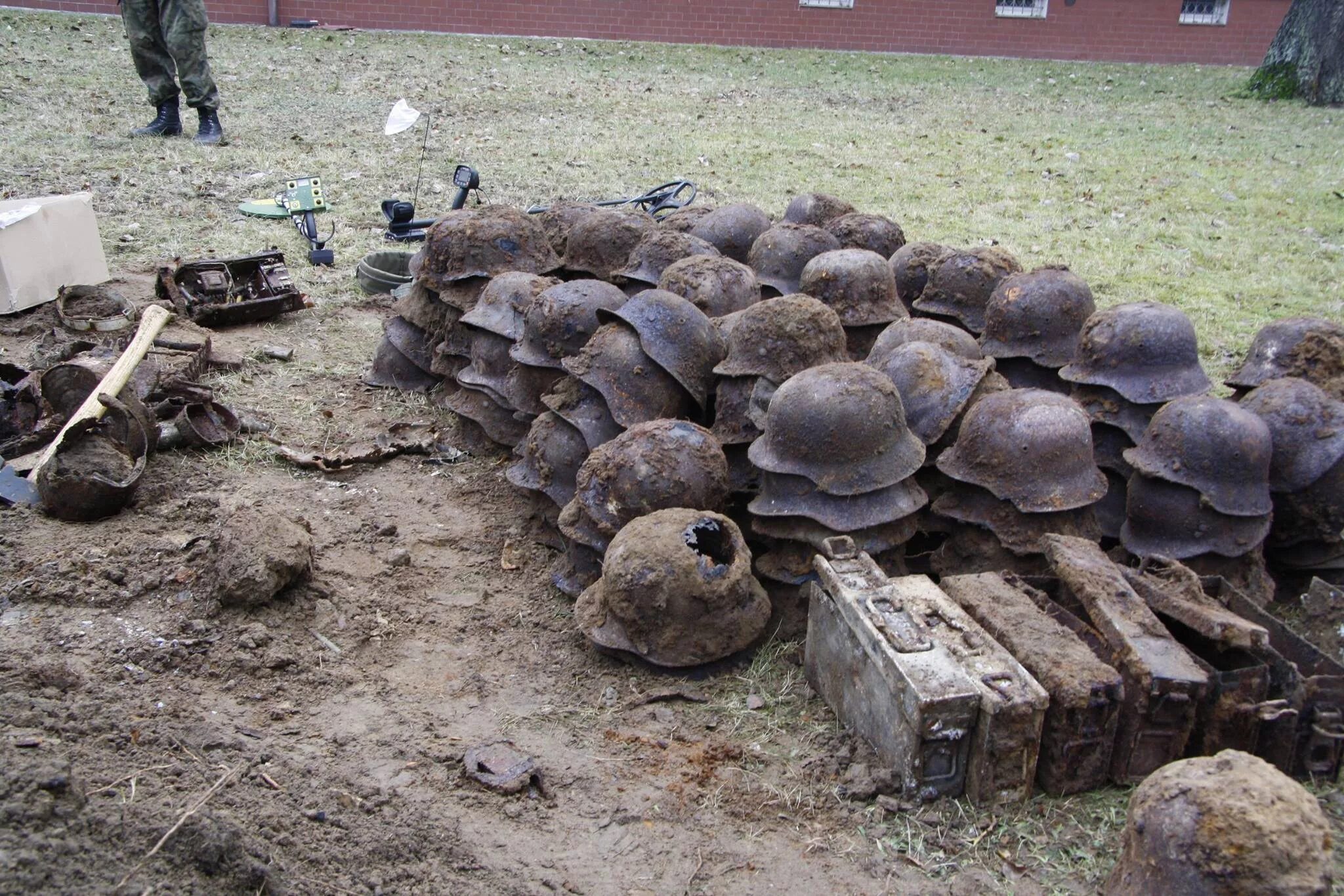 Находки поисковиков второй мировой войны. Раскопки 2 мировой войны. Военные находки 2 мировой войны. Чёрные копатели находки ВОВ.