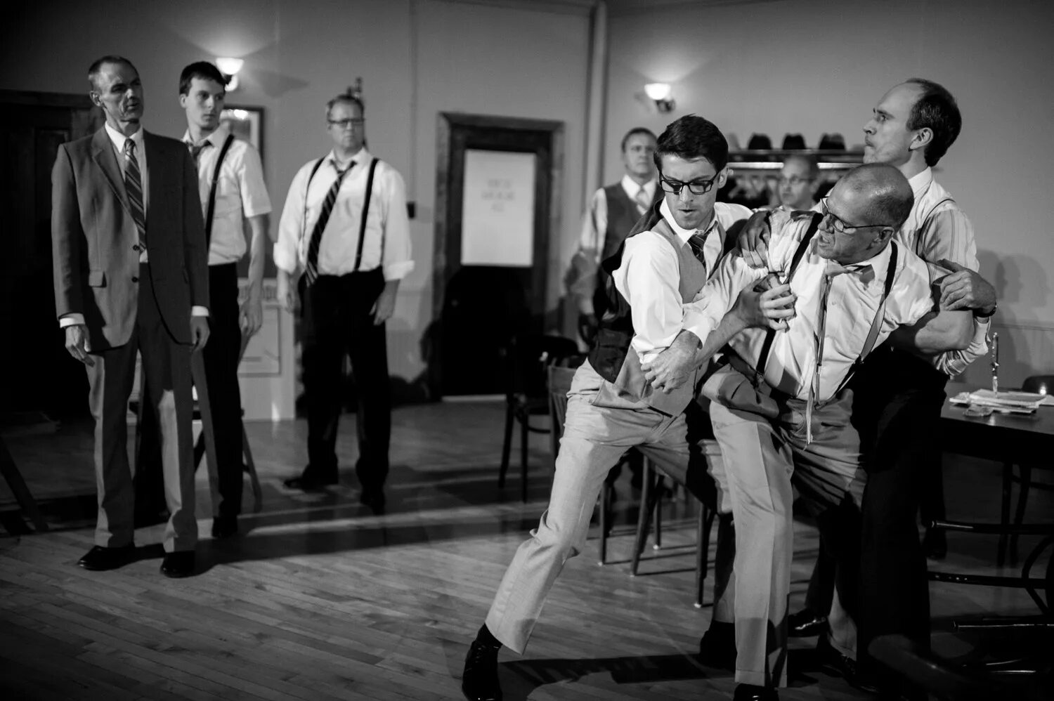 12 angry. 50 разгневанных мужчин. 12 разгневанных мужчин персонажи. Двенадцать разгневанных мужчин 1957. 12 angry.