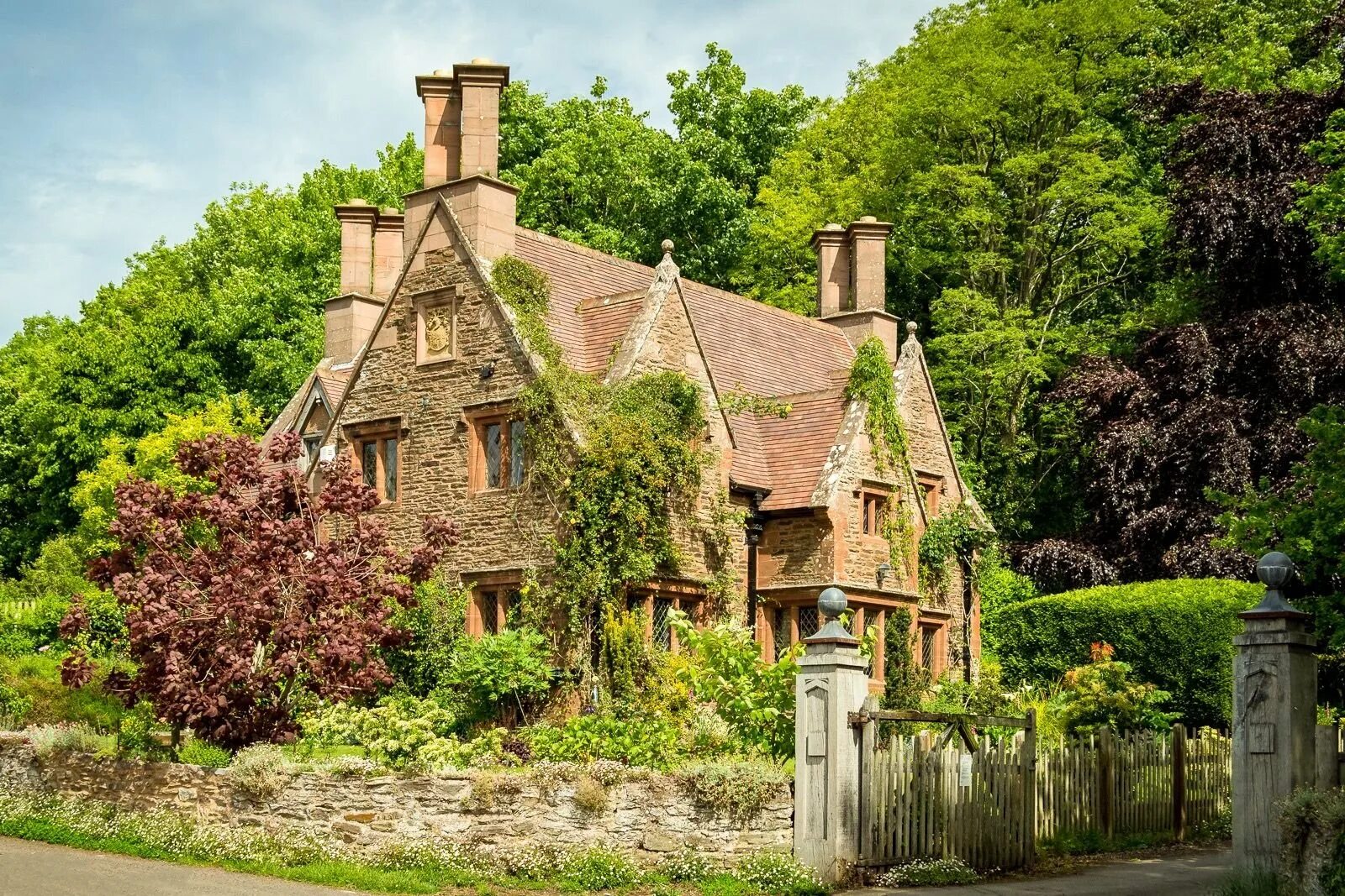 The Manor House, Castle Combe. Старинная английская деревня Тюдор. Английские домики с садом каменный Джейн Остен. Английский коттедж.