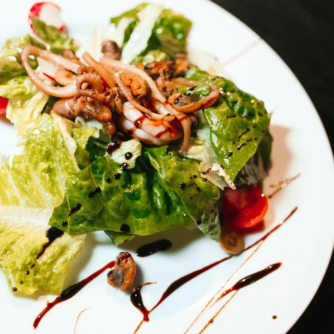 Салаты в ресторанах. Нисуаз ресторанная. Ресторанные салаты. Красивые салаты ресторанные. Салат романо для цезаря.