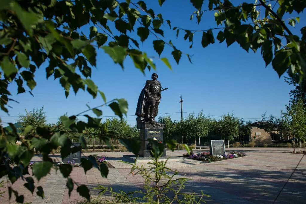 Сады михайловск ставропольский. Аллея ласточек Михайловск. Гармония Михайловск аллея ласточек. Г Михайловск аллея Ставропольский край. Аллея ласточек в Михайловске Ставропольского.