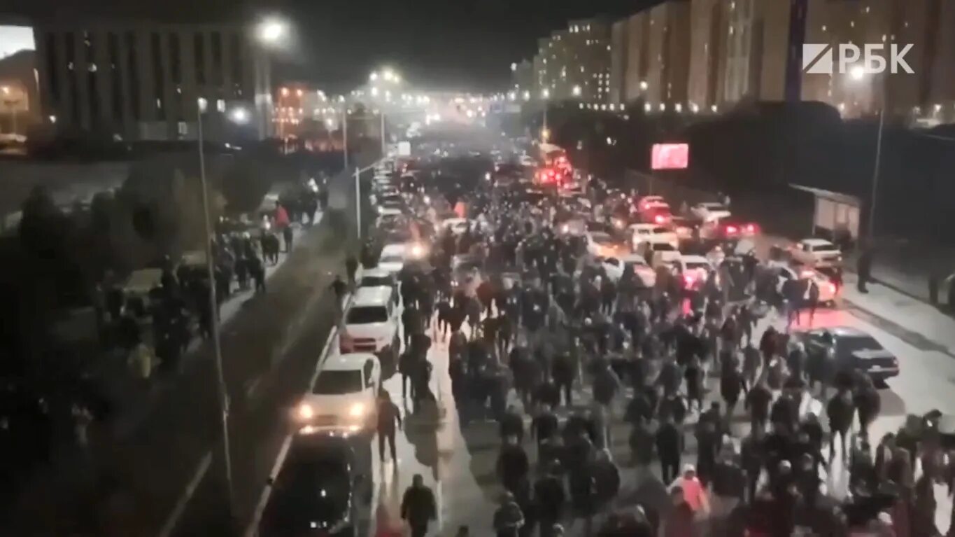 Сбросили памятник назарбаеву. Протесты в казахстане 2024. Казахстан кинул. Казахстан кинул. Протестующие захватили мэрию алма-аты.
