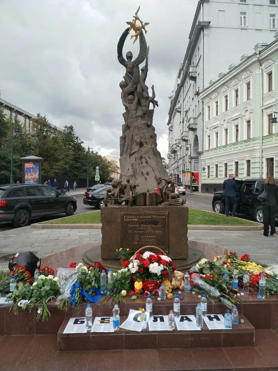 Памятник жертвам беслана. Памятник жертвам Беслана в Москве. Памятник жертвам теракта в Беслане Москва. Памятник жертвам Беслана в Москве на Солянке. В память о жертвах трагедии в Беслане Моска.