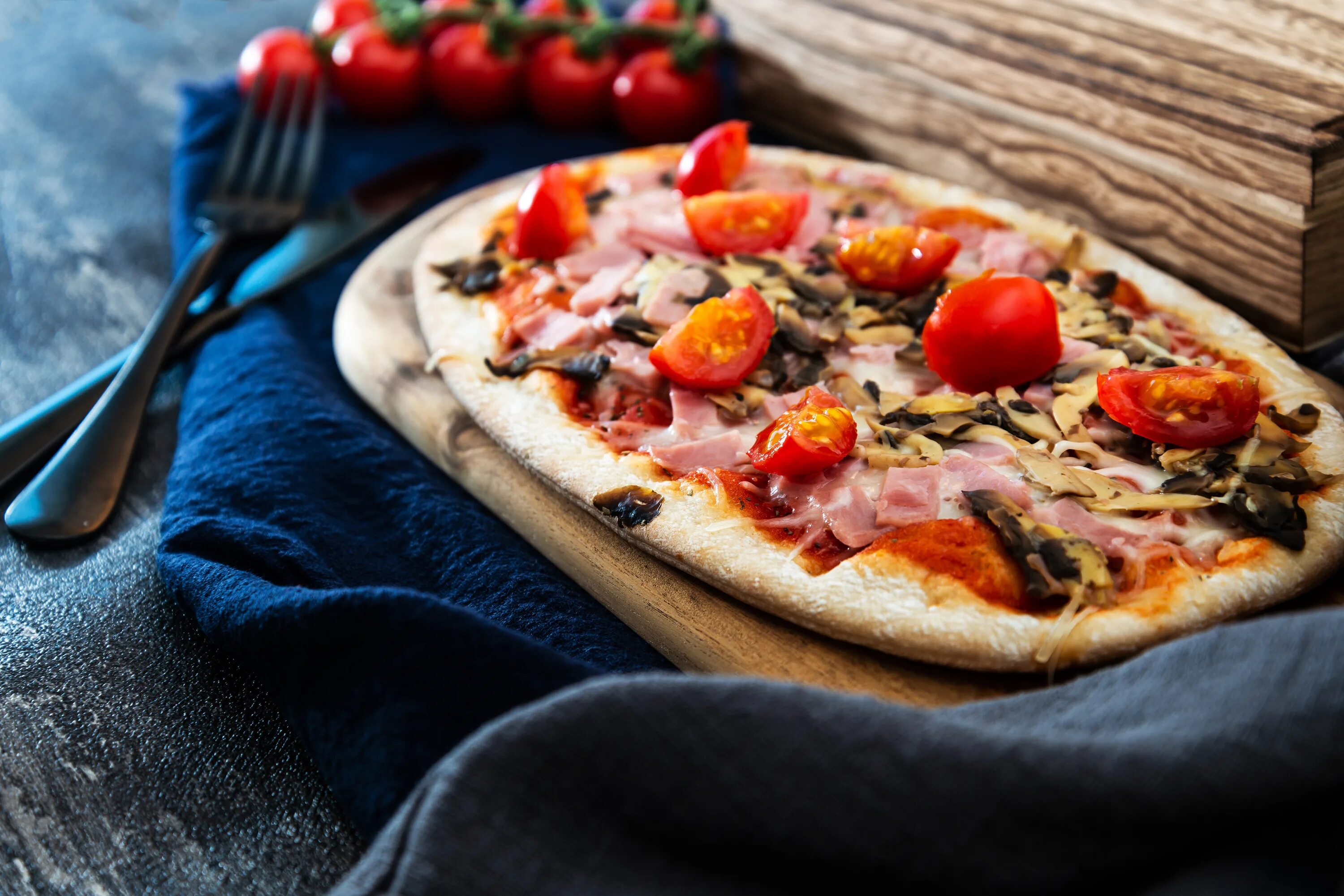 Красивая пицца. Доска для пиццы деревянная. Пицца с морепродуктами. Итальянская еда пицца. Чиппо пицца