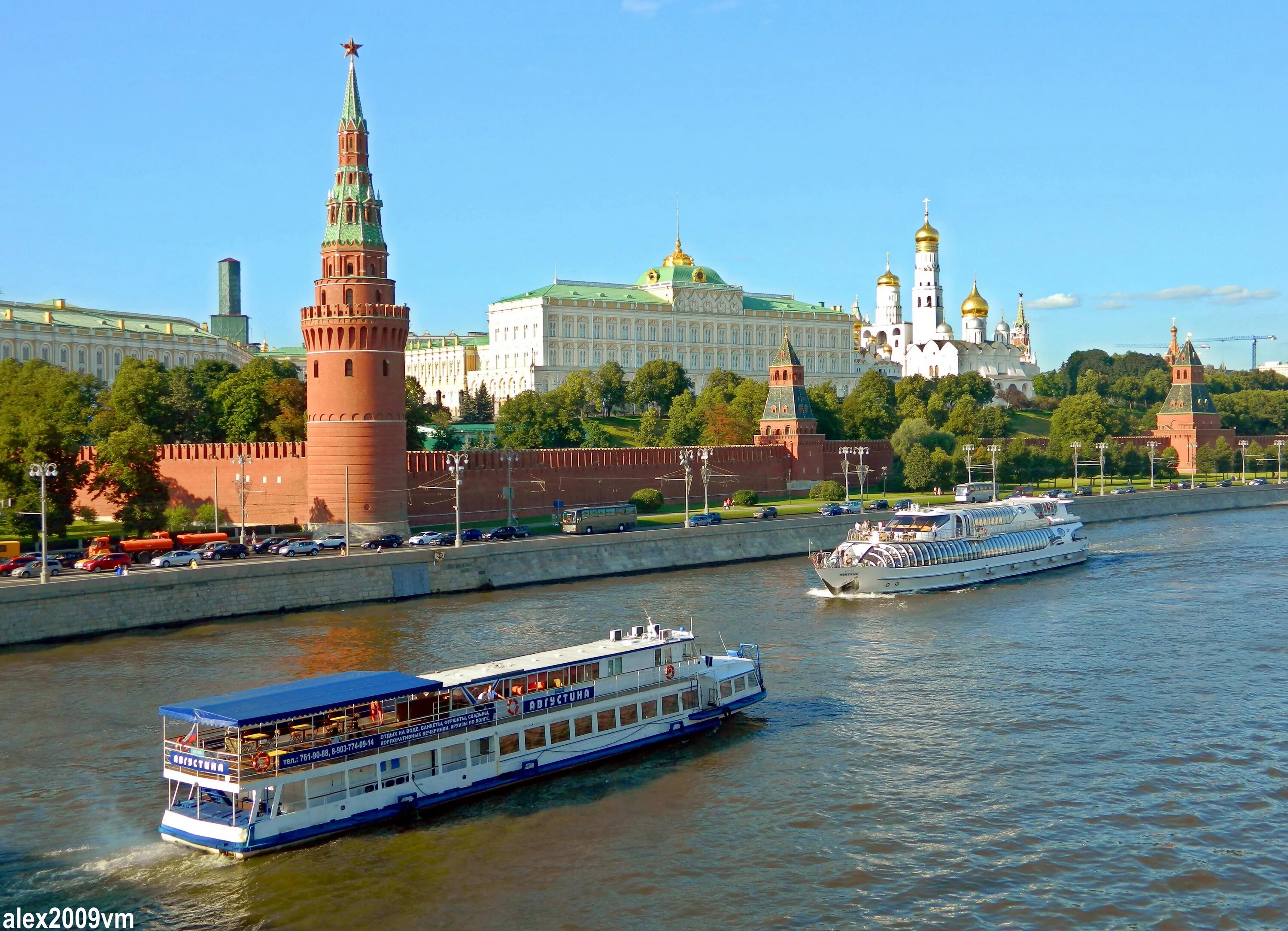 Кремлевская набережная Москва теплоход. Москва теплоход Кремль. Москва теплоход Кремль лето. Москва Кремль Москва река. Прогулки по москве реке 2022