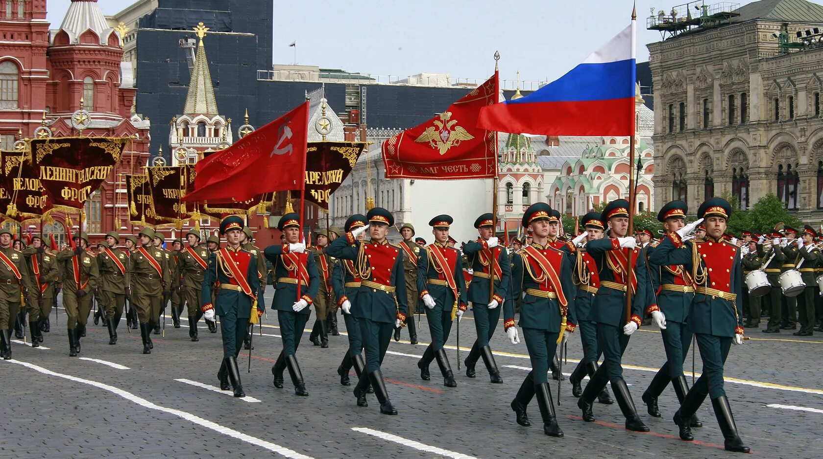 Знамя Победы на 9 мая на красной площади. Знамя Победы на параде в Москве. Знамя Победы и флаг РФ В Кремле. Знамя Победы и флаг России на красной площади. Victory day in russia