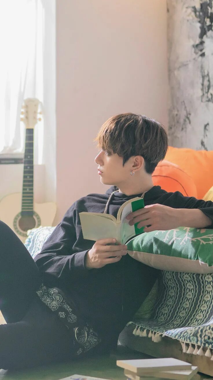 Бтс читают. Бтс читают книги. daydream j hope. бтс читают книгу шары.