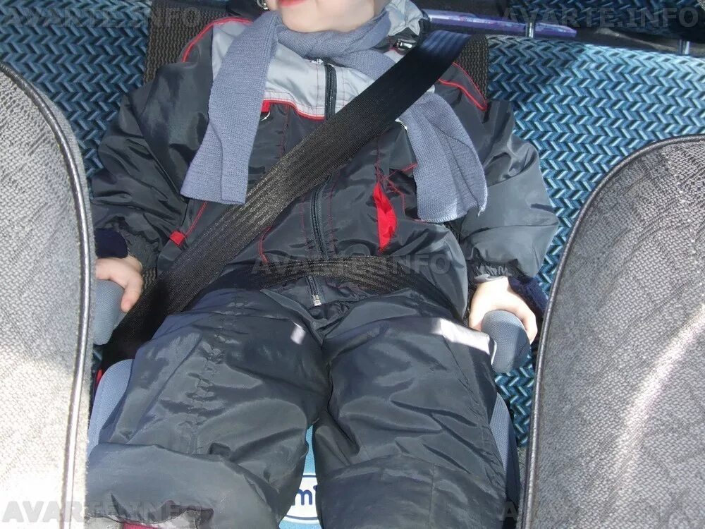 Безопасность в машине на заднем сиденье. Ребенок пристегнут ремнем безопасности. Пристегивайте детей ремнями безопасности. Ремни безопасности на заднем сидении. Сиденье с ремнем безопасности.