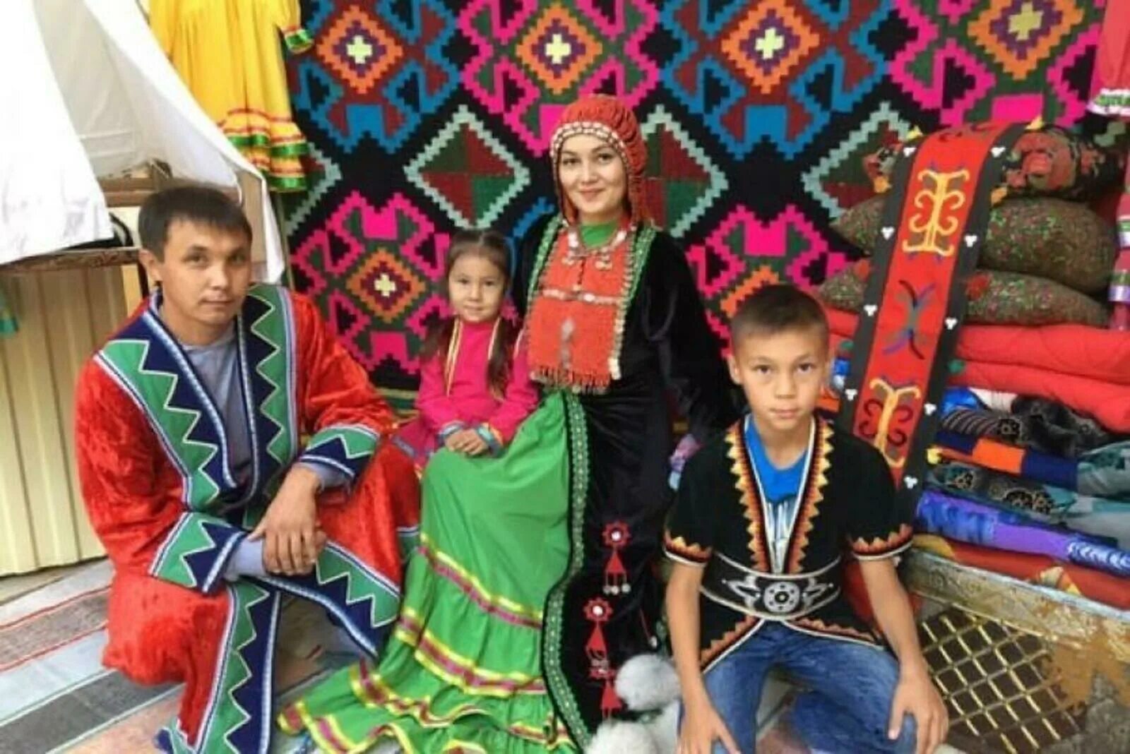 Национальный костюм республики башкортостан. Национальная одежда башкирии. Костюмы народов республики башкортостан. Национальный костюм башкирии. Костюм башкирского народа.