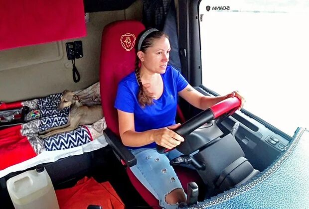 Юлия дальнобойщица. Крыма юлия лазарева дальнобойщица. Юля дальнобой. Девушка дальнобойщик юлия лазарева. Крыма юлия лазарева дальнобойщица.