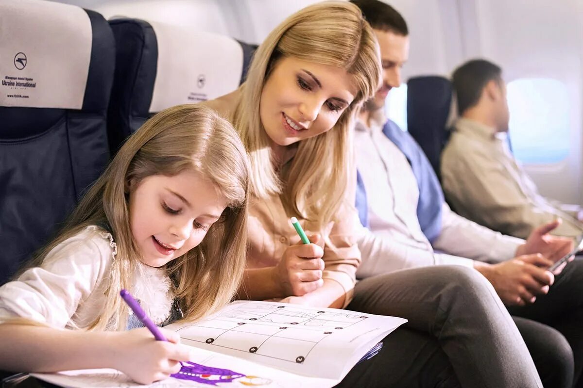 Родители с детьми в самолете. Самолет для детей. Школьники в самолете. Дети с родителями в самолете. Перелет без родителей по россии