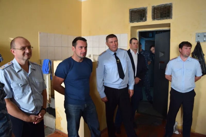 Спецприемник для содержания лиц арестованных в административном. Отдел полиции хостинский район начальник. Рождество в изоляторе. Республики 72 красноярск сизо 1. Священник в тюрьме.