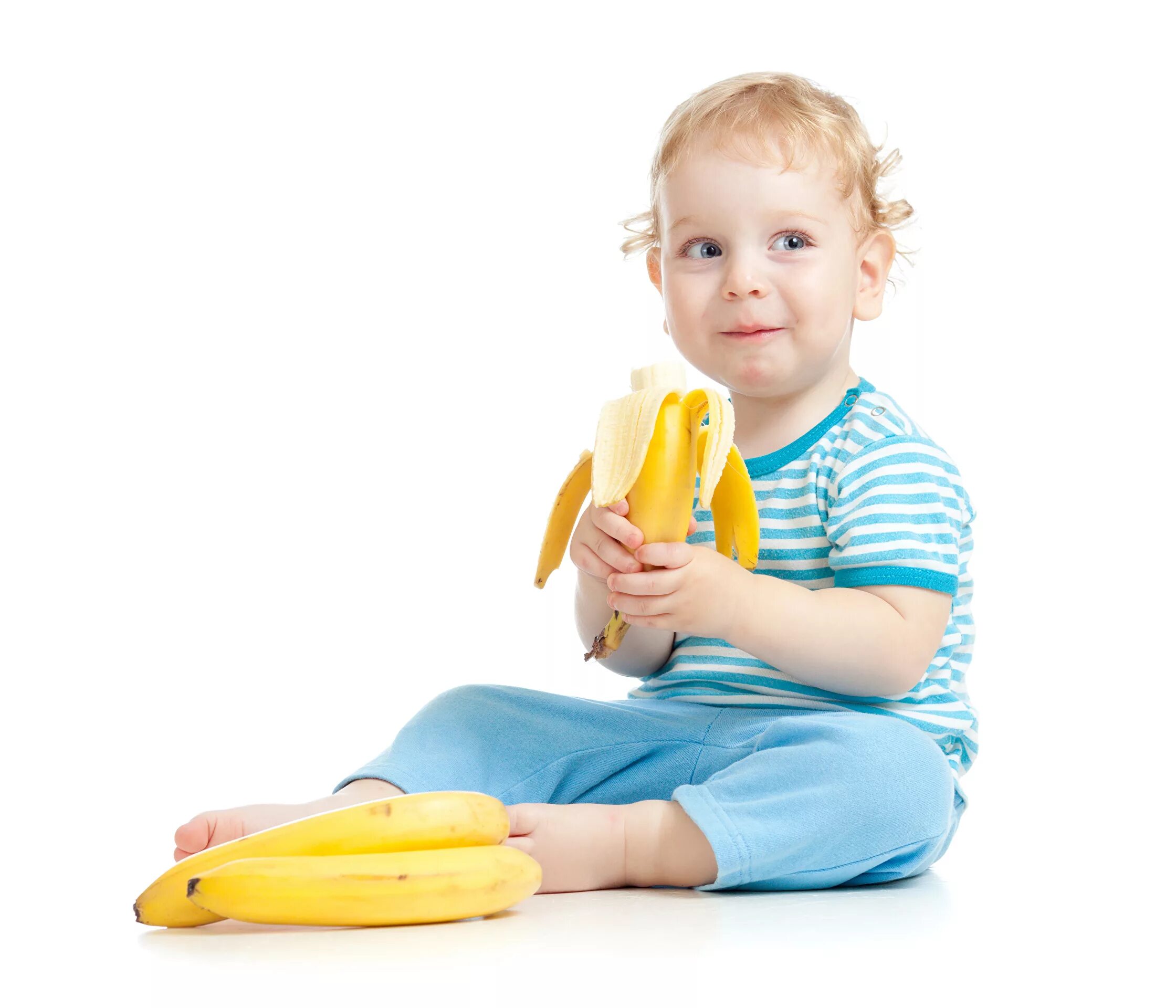 дети едят банан. кушает банан. маленькая девочка с бананом. ребенку 7 месяц бананы. когда можно давать ребенку банан.