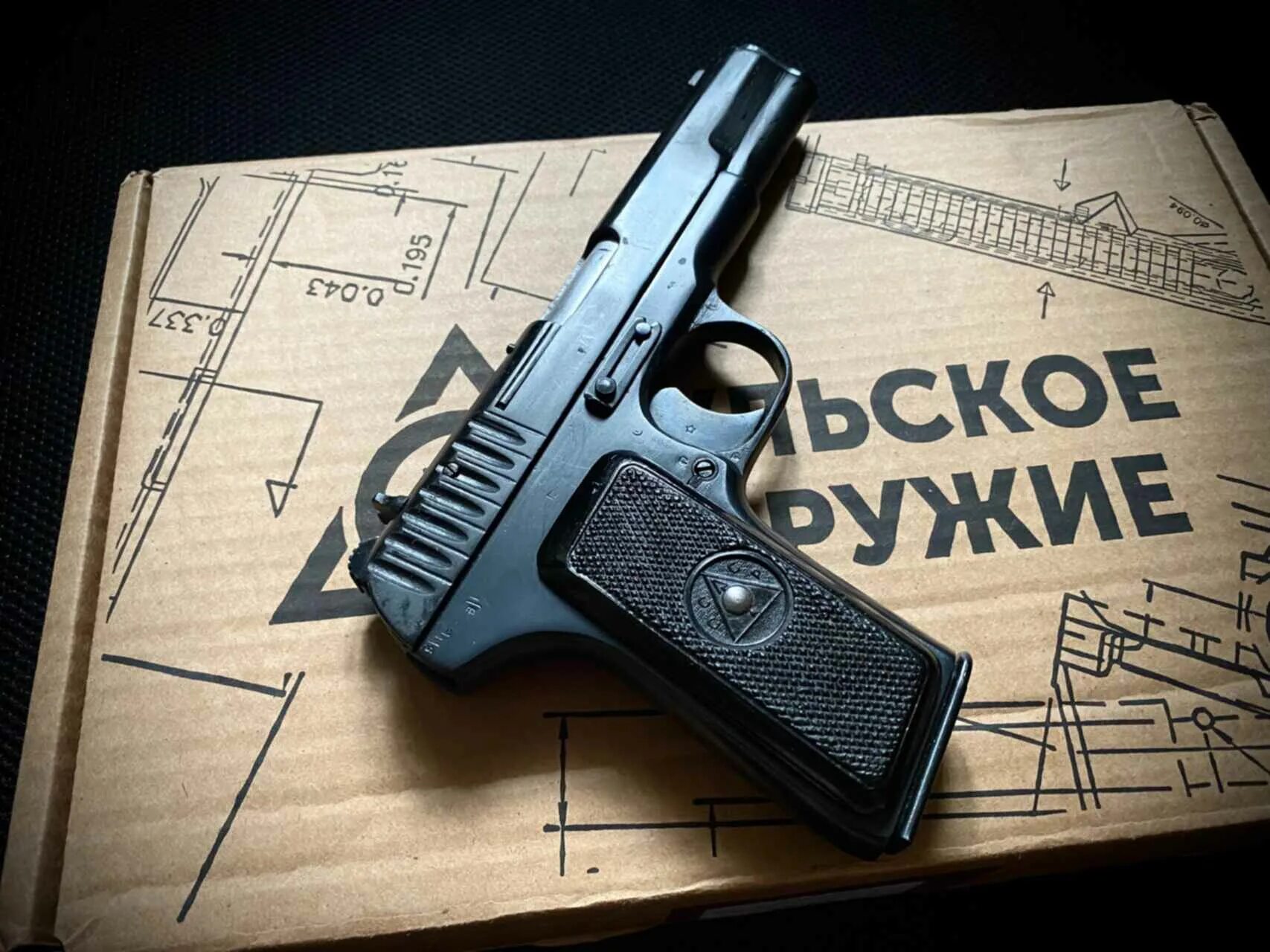 Подарки тт. ТТ 1942. Пистолет ТТ. Пистолет Токарева 1942. Пистолет ТТ И Кольт.