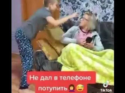 Мама смотрит как сын на не