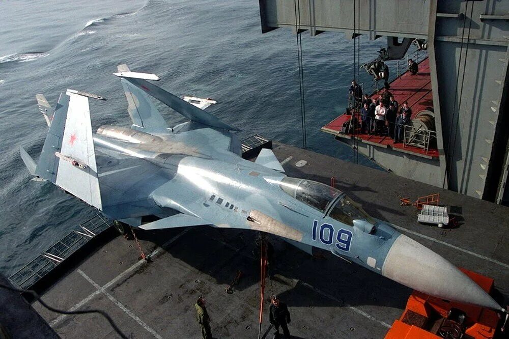 Су-33 борт 80. Су-33 корабельный. Су палубный истребитель. Су-27куб. Су-33 палубный.