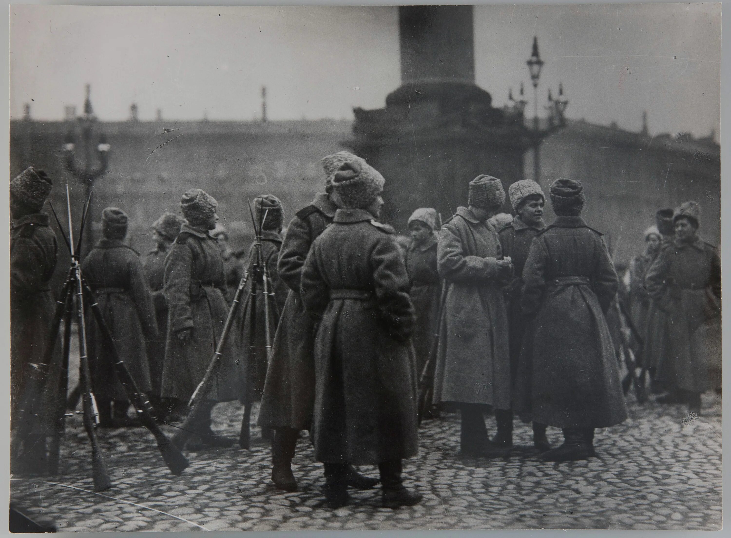 Ночь 26 октября 1917. Петроград 1917 зимний дворец. Захват зимнего дворца 1917 февраль. Юнкера 1917 охрана зимнего дворца.