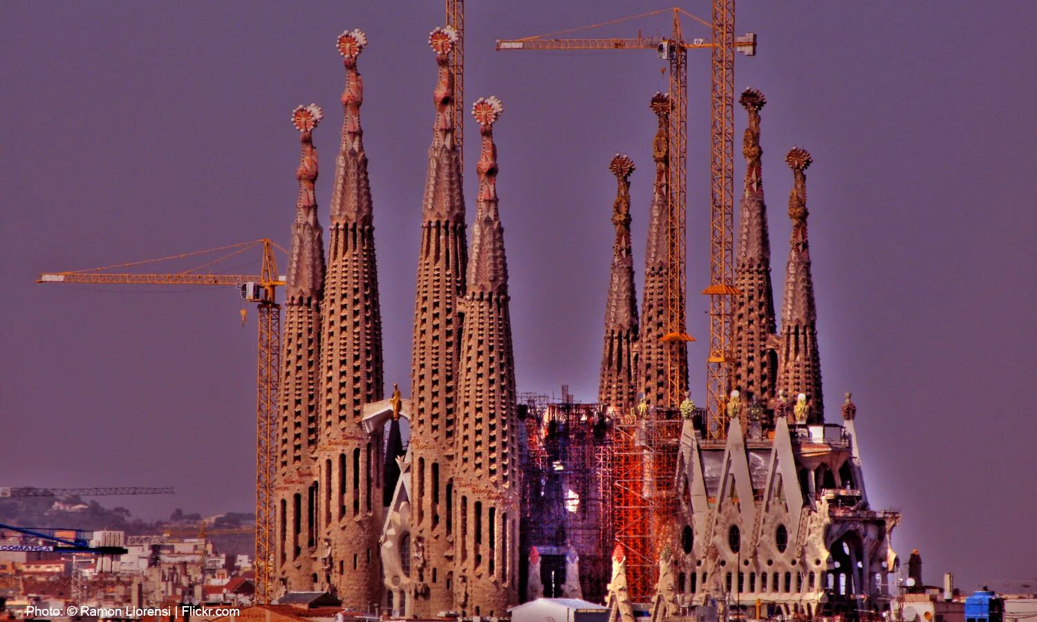 Собор гауди в барселоне внутри. Испания собор саграда фамилия внутри. Искупительный храм святого семейства, барселона, испания. Барселона собор святого семейства гауди. Антонио гауди собор святого семейства.