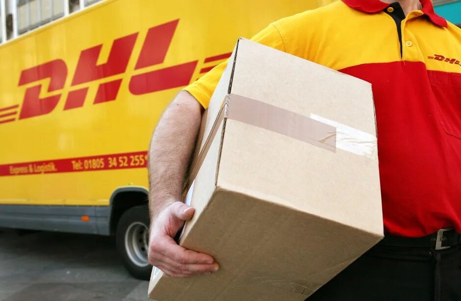 Работа доставок посылок. Курьер DHL. DHL доставка. DHL посылка. Перевозка посылок.