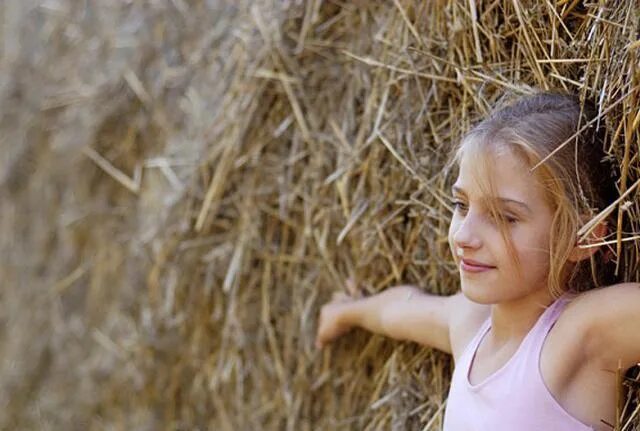 Девочка 10 лет деревне. Маленькая деревенская девочка. Девочка 10 лет деревне. Девочка в деревне. Девочка в деревне.