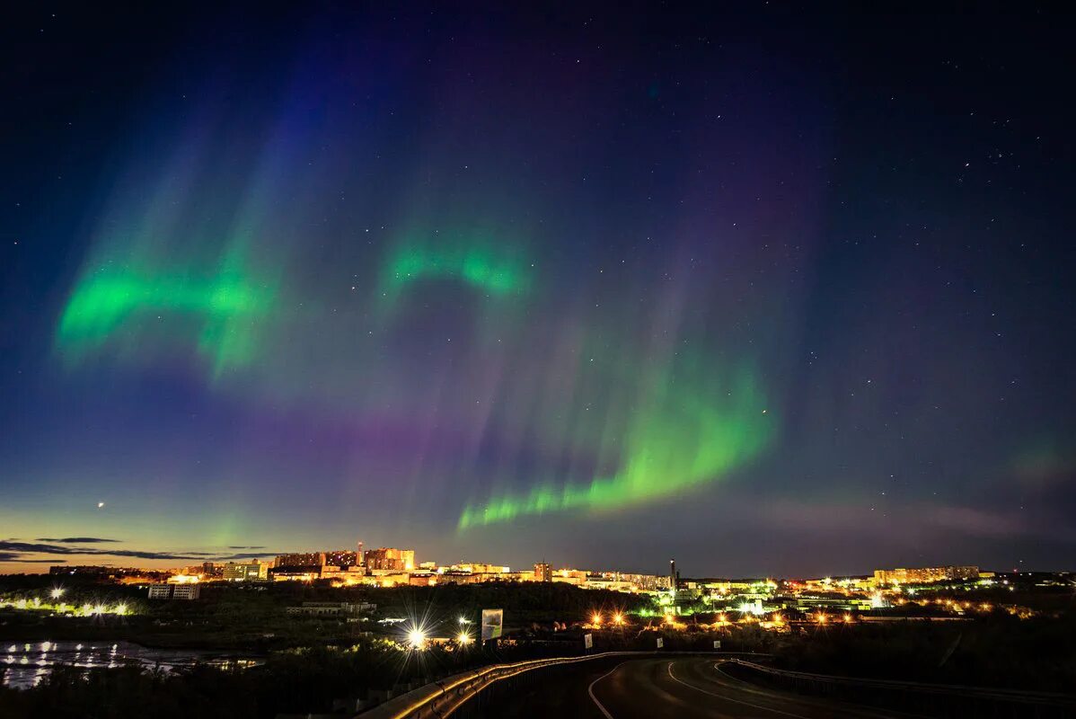 Североморск Северное сияние. Северное полярное сияние Мурманск. Мурманск Полярная ночь Северное сияние. Северное сияние Кольский полуостров.