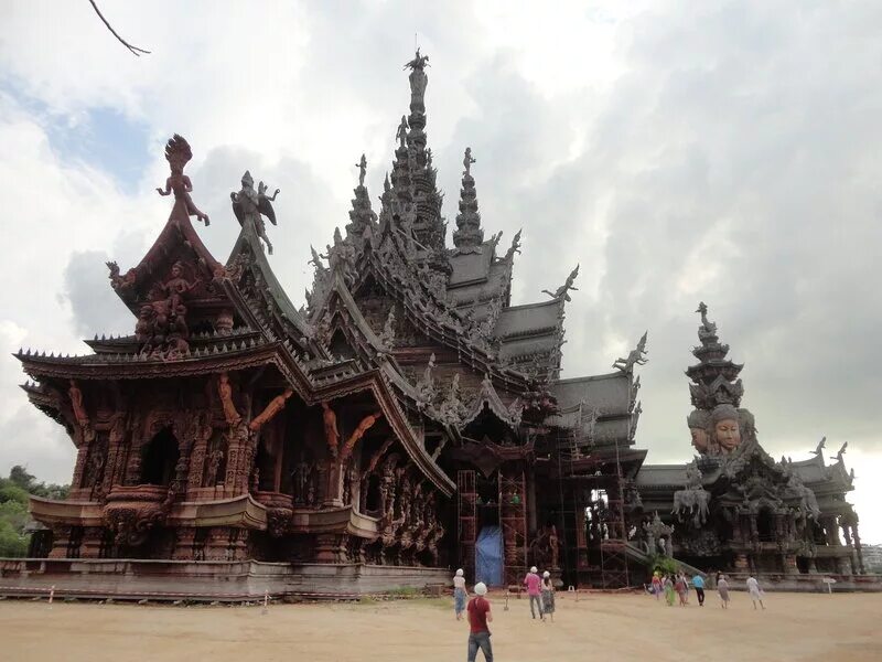 Паттайя наклыа храм истины. Храм в паттайе храм истины. Деревянный храм в паттайе. Тайланд храм истины паттайя. Самый большой деревянный храм в мире где.